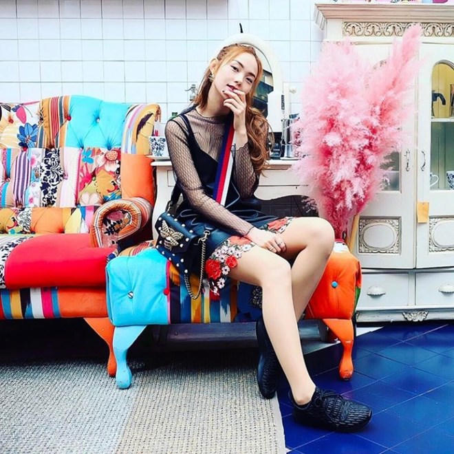 Mỹ nhân Việt lăngxê sắc trắng-đen trên sàn diễn đường phố