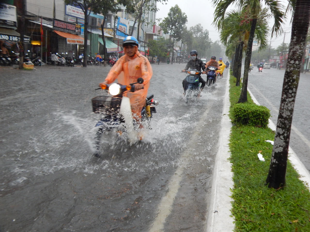 Cần Thơ: Hàng loạt tuyến đường chìm trong biển nước