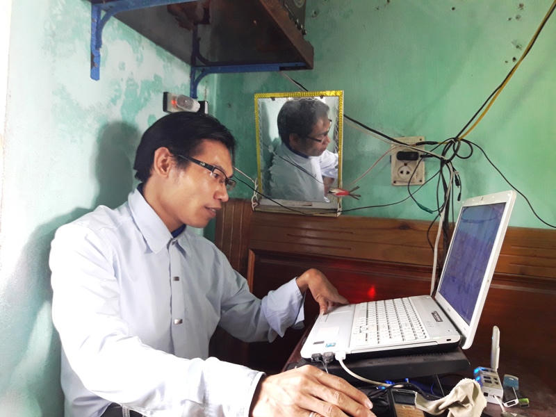 Cảm phục người mẹ nhặt ve chai đẩy xe lăn đưa con vào đại học