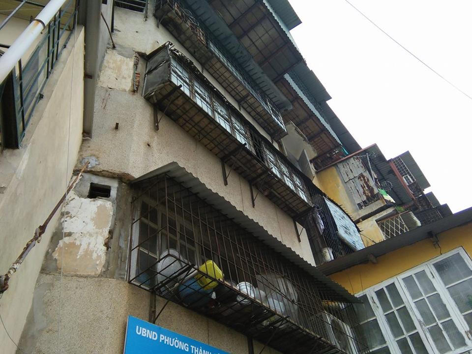 Hà Nội: Vì sao người dân “cố thủ” trong chung cư có nguy cơ “sập bất cứ lúc nào”?