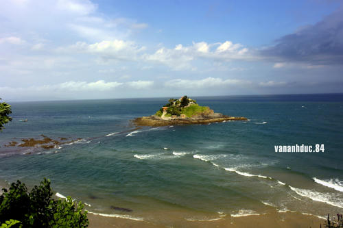 Không cố định về thời gian mà tùy theo con nước, nước biển sẽ rút vào buổi sáng sớm, buổi chiều hoặc buổi đêm.