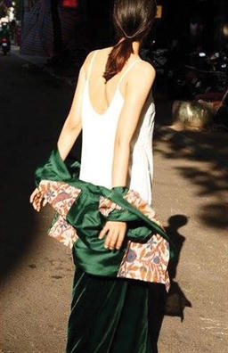 Khoac nang mong len vai gay voi kimono cach dieu