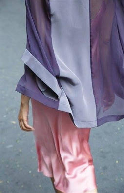 Khoac nang mong len vai gay voi kimono cach dieu