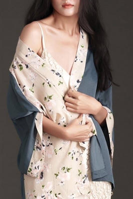 Khoac nang mong len vai gay voi kimono cach dieu