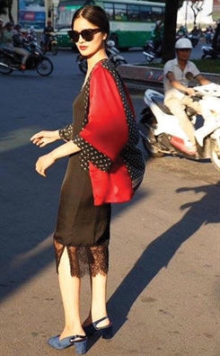 Khoac nang mong len vai gay voi kimono cach dieu