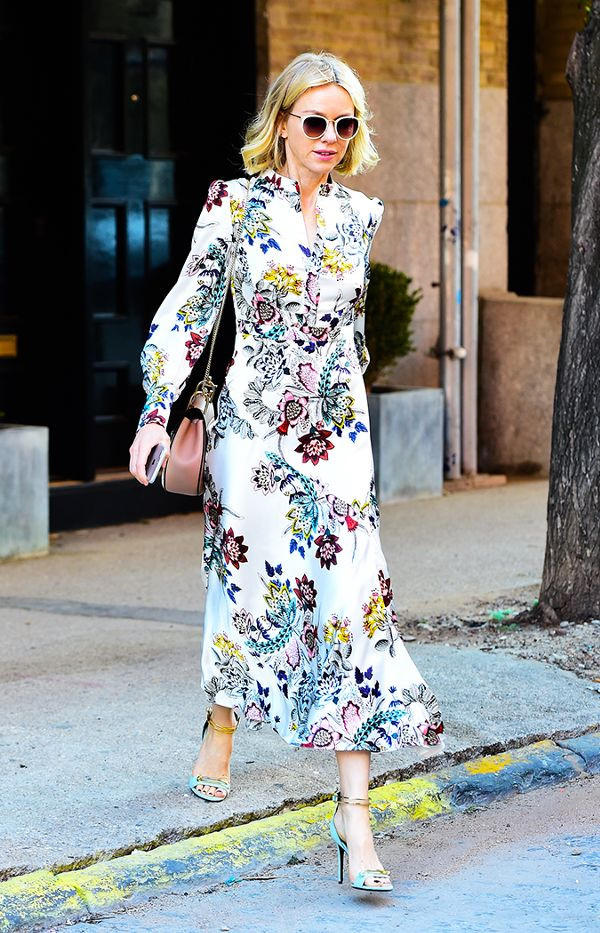 Sao Hollywood chuong vay midi tre trung cho ngay he ruc ro hinh anh 2