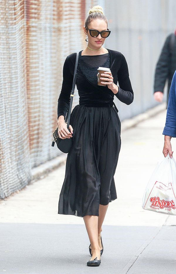 Sao Hollywood chuong vay midi tre trung cho ngay he ruc ro hinh anh 6