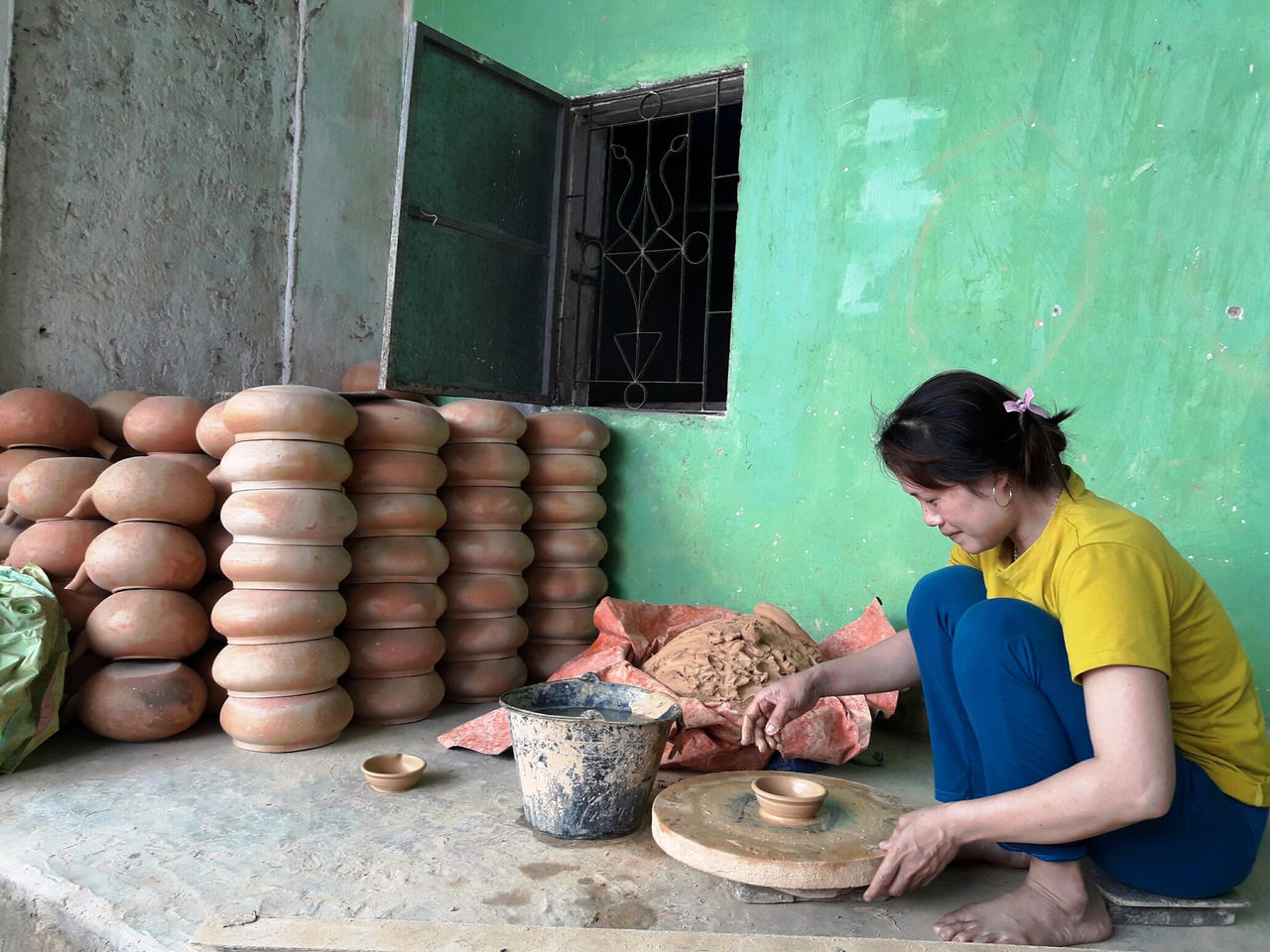 Làng niêu đất “bán xương, nuôi thịt”