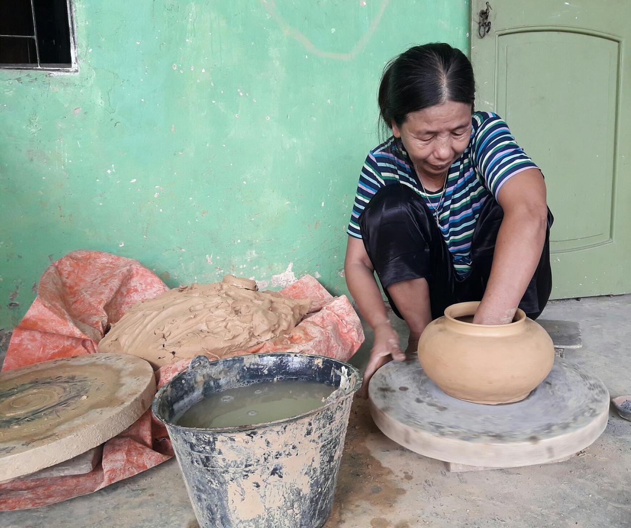Làng niêu đất “bán xương, nuôi thịt”