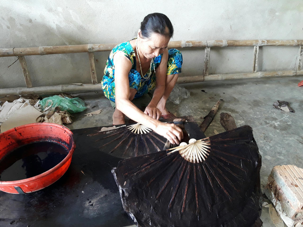 Làng quạt giấy 'sống khỏe' thời quạt điện, máy lạnh