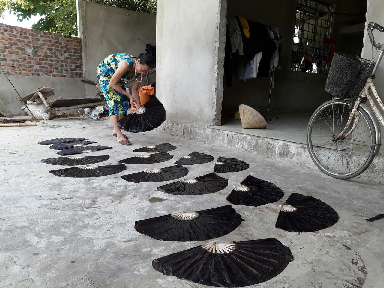 Làng quạt giấy 'sống khỏe' thời quạt điện, máy lạnh