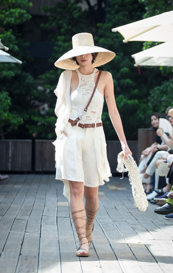 nha-thiet-ke-viet-chuong-mot-to-chuc-show-dien-ngoai-troi