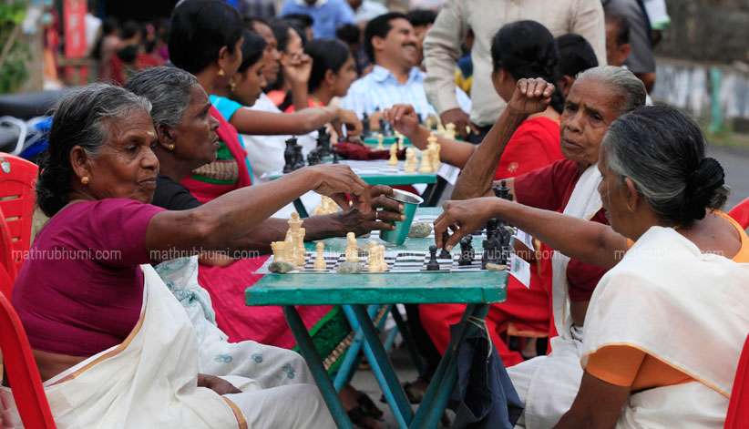 Thú vị ngôi làng chơi cờ vua để... cai rượu