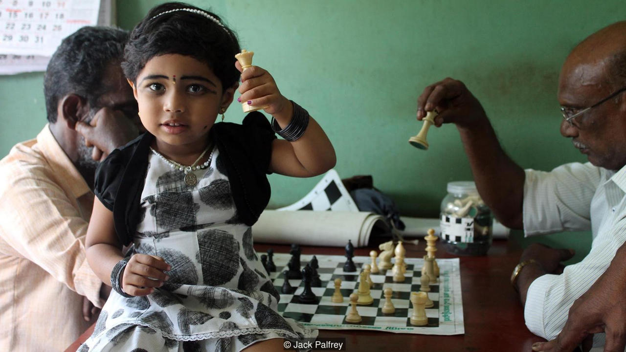 Thú vị ngôi làng chơi cờ vua để... cai rượu