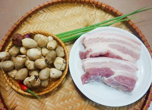 Kết quả hình ảnh cho Thịt kho nấm rơm ngon cơm