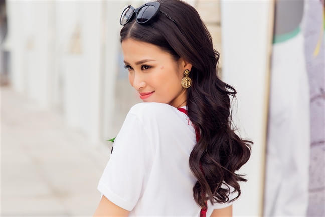 Dong Nhi voi phong cach khi tre trung, luc sang trong