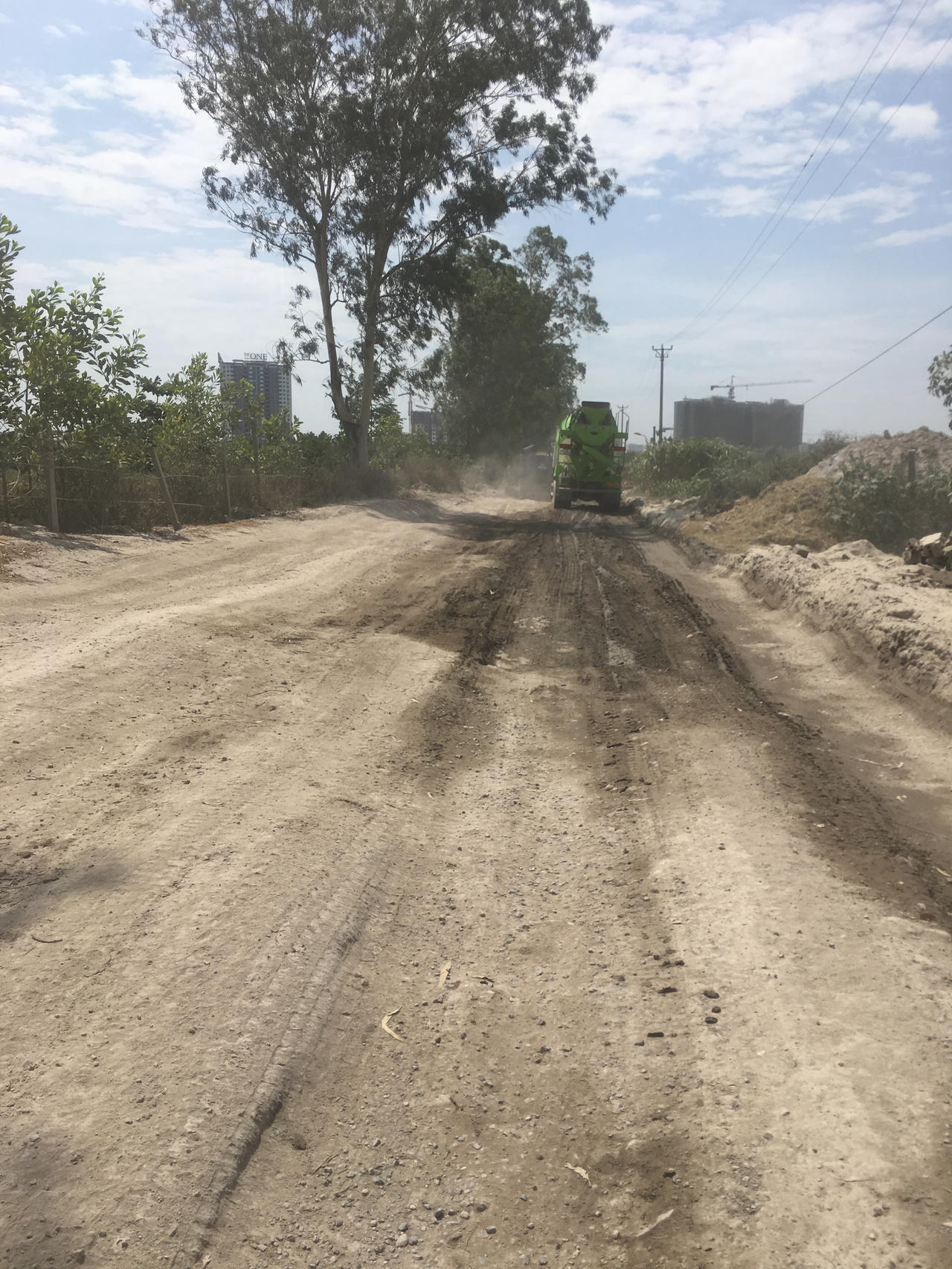 Xe tải lộng hành, người dân đường Khuyến Lương (Hoàng Mai, Hà Nội) kêu cứu