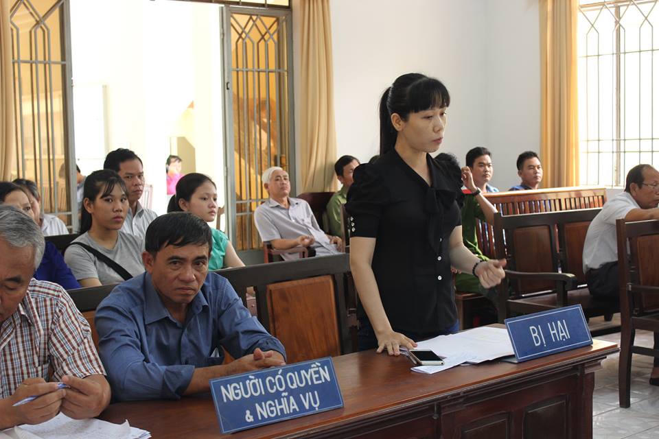 Phiên sơ thẩm vụ nhóm cán bộ lâm trường đánh đập người tố cáo: Bỏ lọt tội phạm, tách án để “lấy cớ” giảm nhẹ hình phạt?