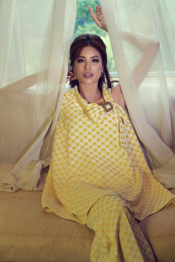 Bộ ảnh được thực hiện với sự hỗ trợ của nhiếp ảnh Tùng Chu, trang điểm Minh Lộc.