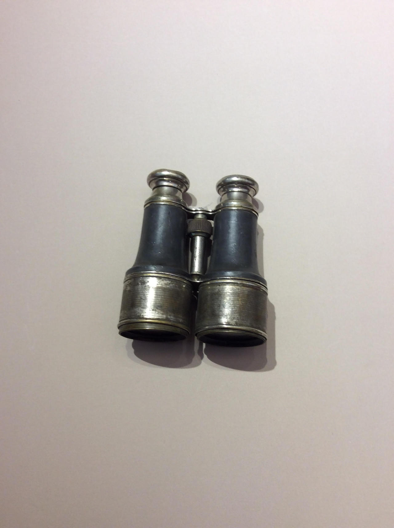 Kỷ vật của Bác Hồ (Kỳ 4) - Chiếc áo len và ống nhòm vô giá