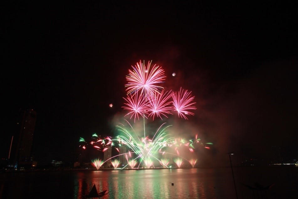 Nhìn lại những màn pháo hoa ngoạn mục sau 4 đêm thi DIFF 2017