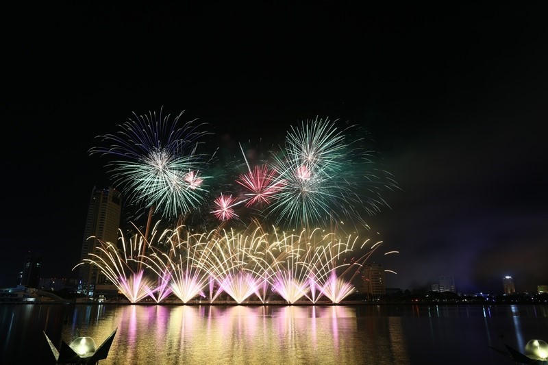 Nhìn lại những màn pháo hoa ngoạn mục sau 4 đêm thi DIFF 2017