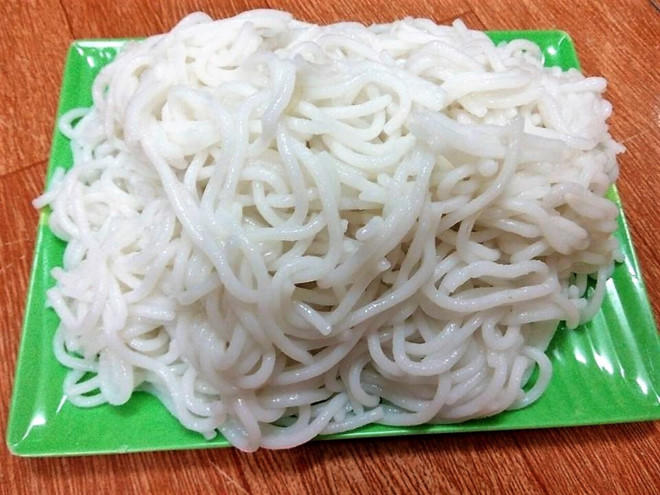 Cach lam bun tuoi tai nha dam bao an toan, tot cho suc khoe hinh anh 1