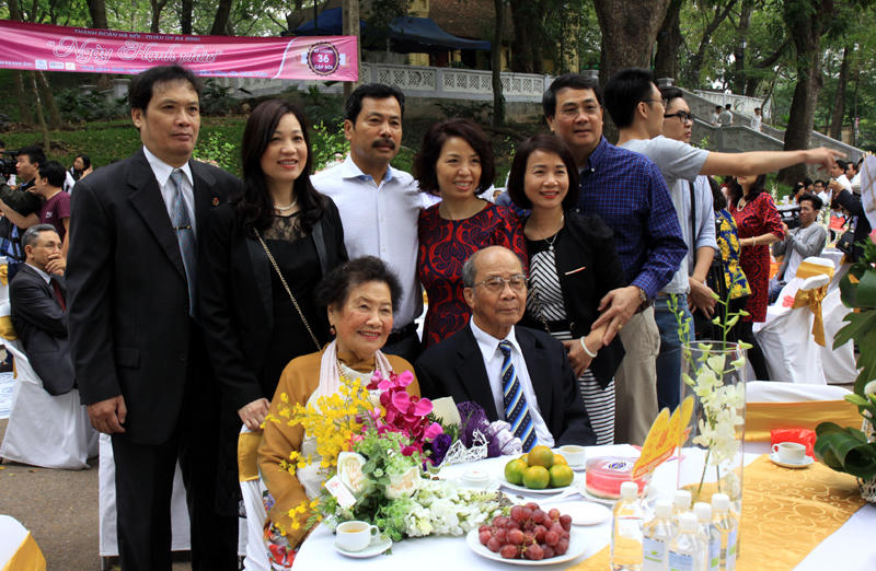 Cặp U90 “đầu bạc răng long” nhưng tình vẫn nồng nàn khiến con cháu ngưỡng mộ