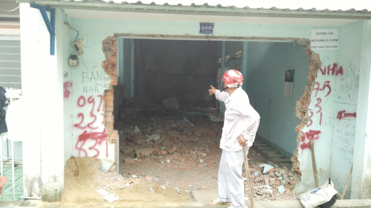 Ông lão vô cớ bị người khác phá nhà, địa phương vẫn làm ngơ?