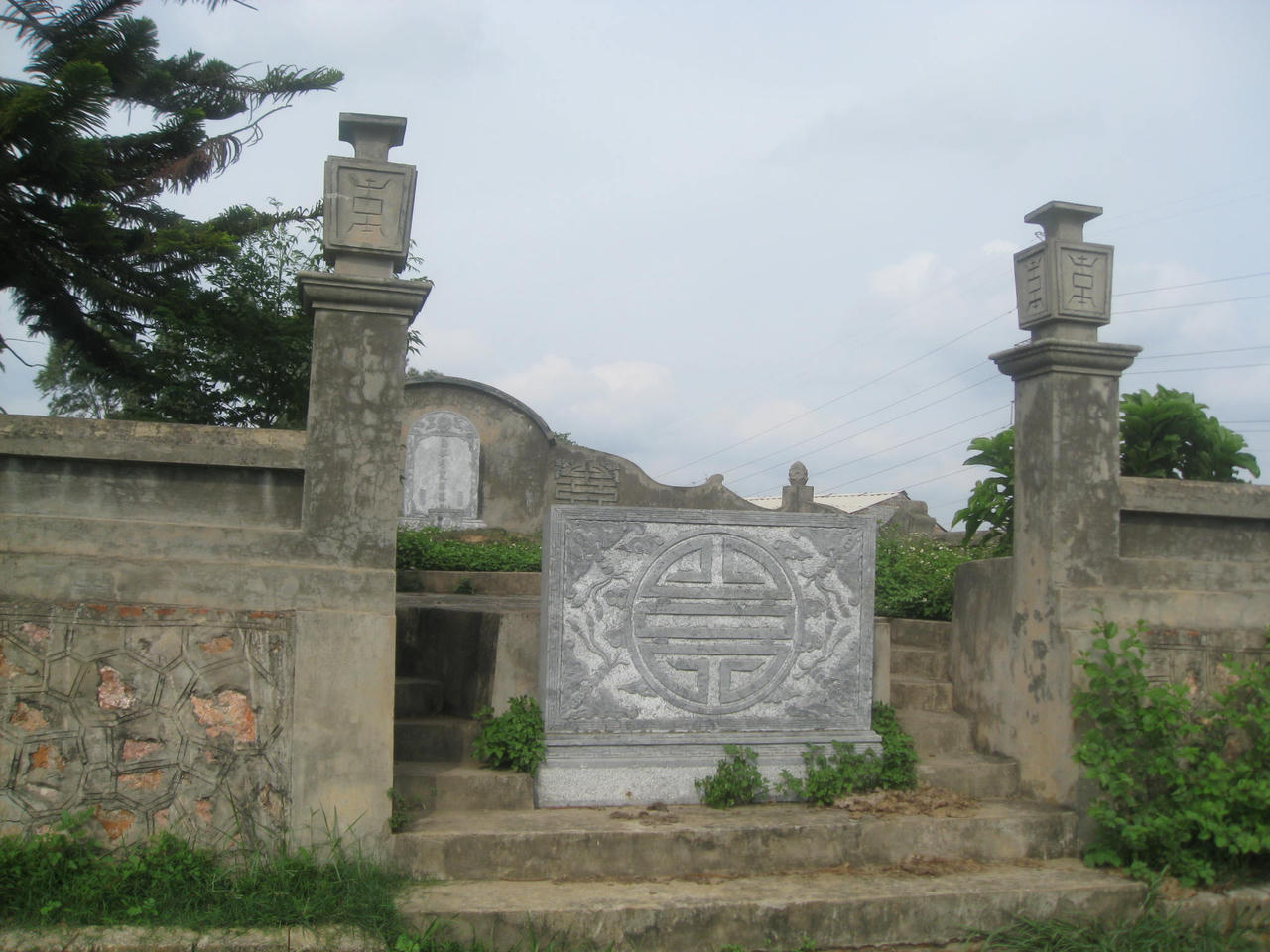 Lời đồn quanh ngôi mộ tổ khiến con cháu một dòng họ ăn ngủ không yên