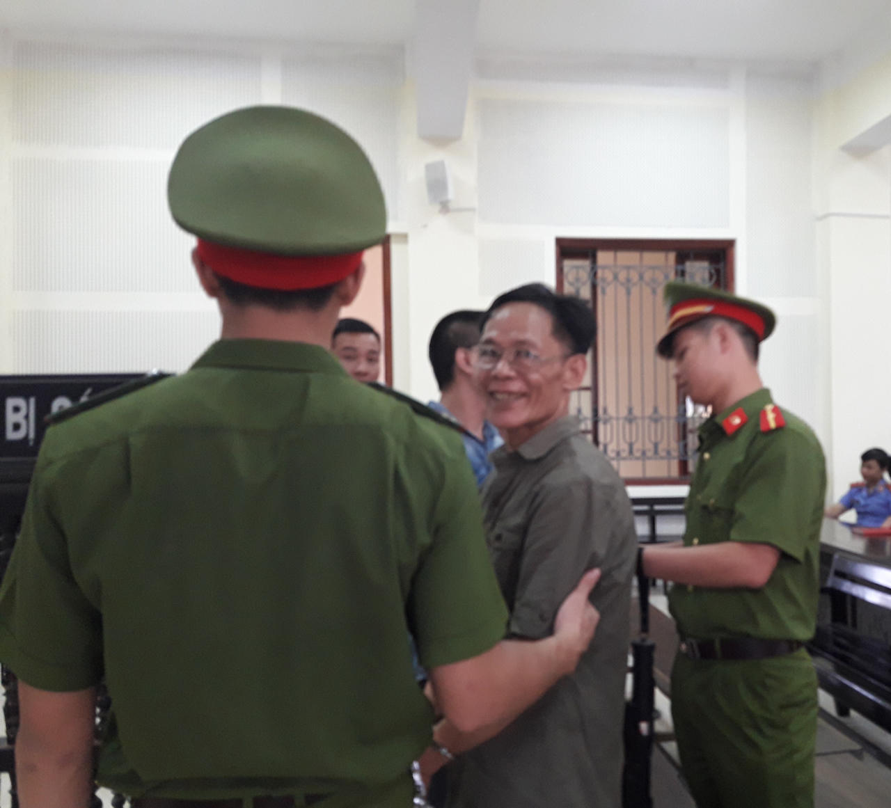 Kẻ tham lam đòi cảnh sát trả tiền chuộc ba lô ma túy tang vật