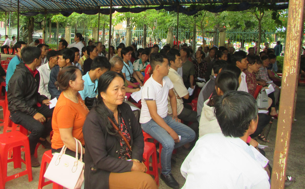 Nông dân cay đắng vì bán heo gom tiền mua “hàng ảo”