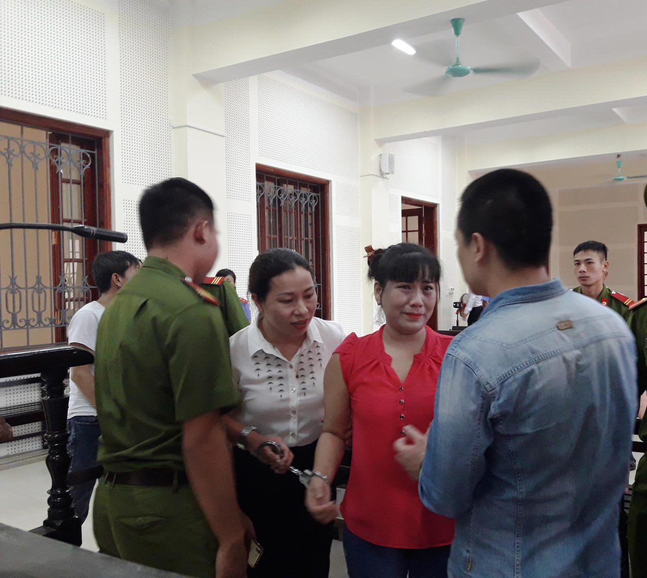 Kẻ tham lam đòi cảnh sát trả tiền chuộc ba lô ma túy tang vật