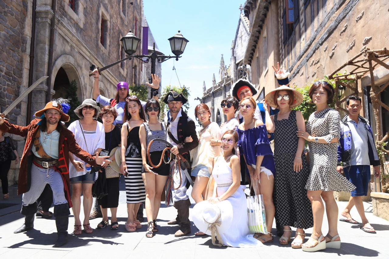 Du khách hào hứng trước màn đấu kiếm ở Sun World Ba Na