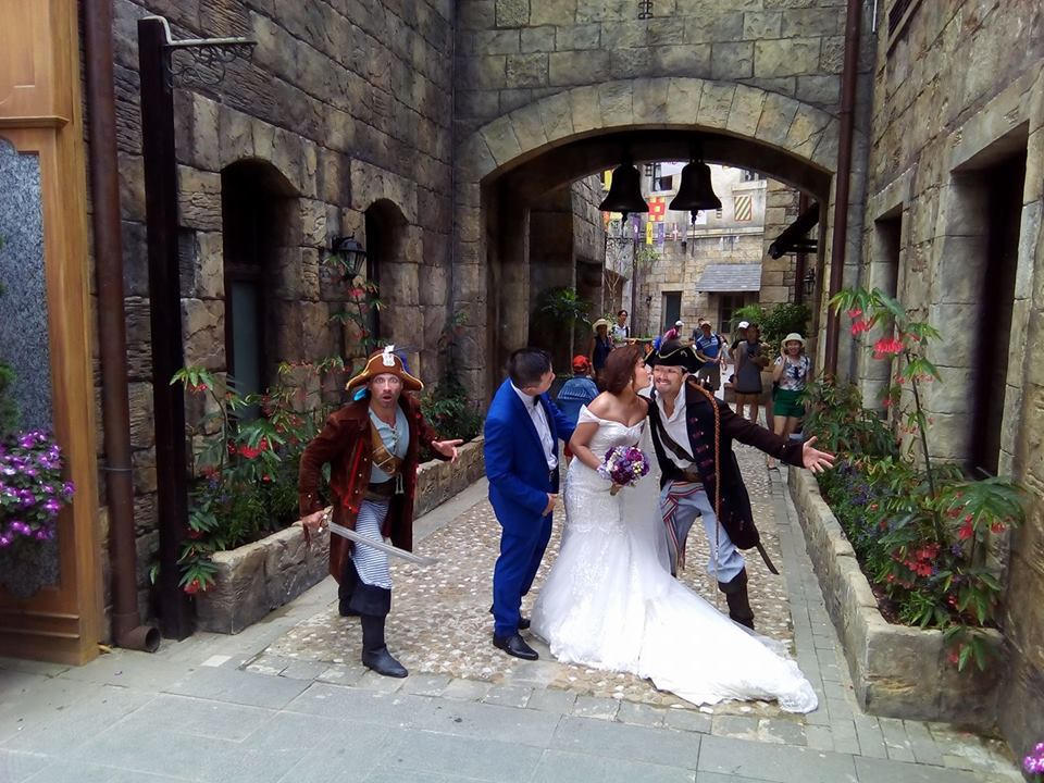 Du khách hào hứng trước màn đấu kiếm ở Sun World Ba Na