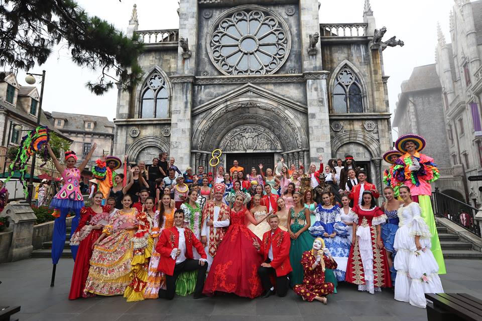 Du khách hào hứng trước màn đấu kiếm ở Sun World Ba Na