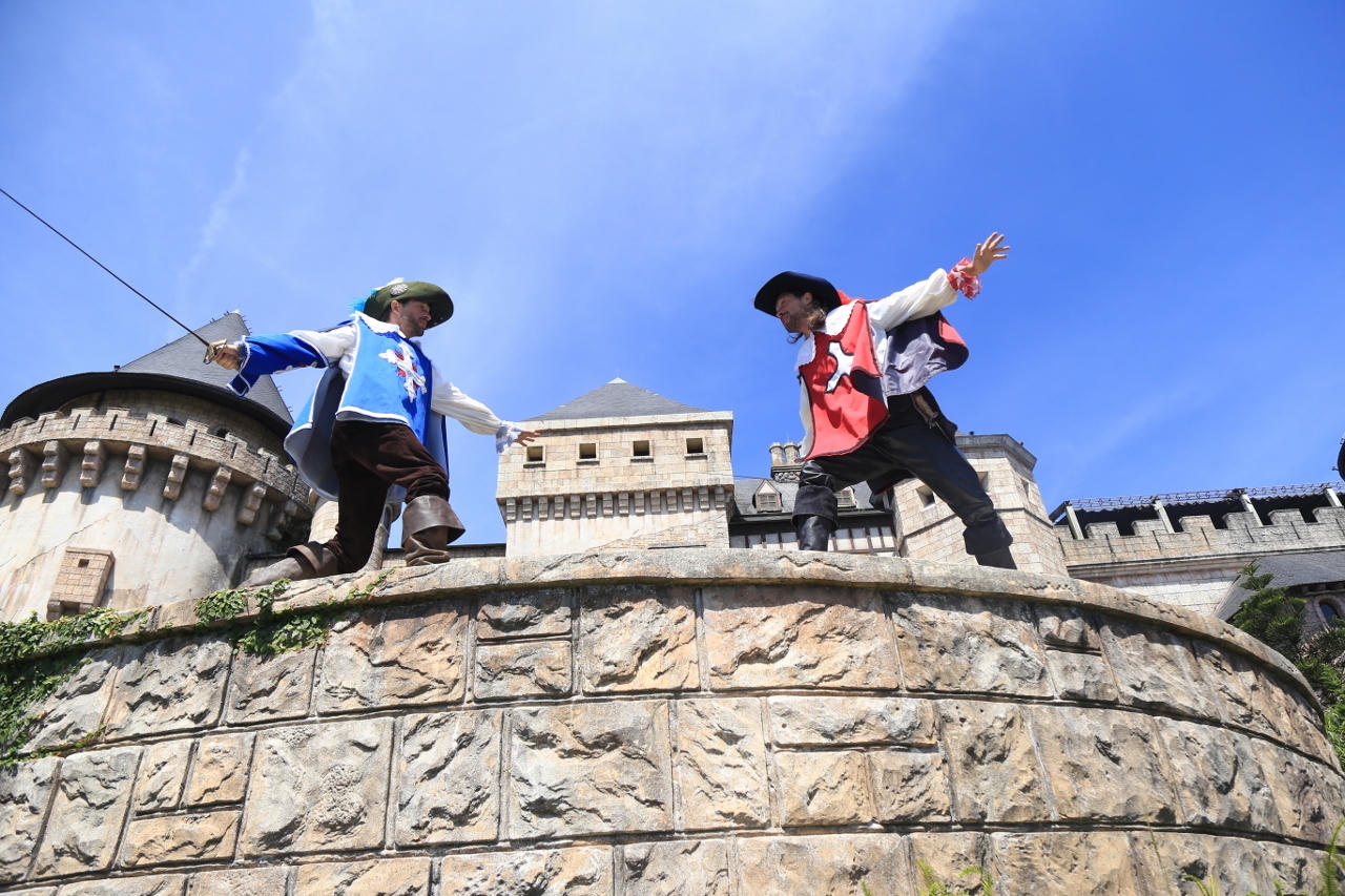 Du khách hào hứng trước màn đấu kiếm ở Sun World Ba Na