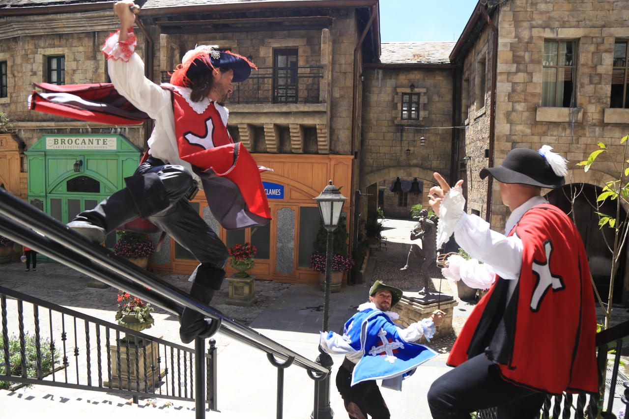 Du khách hào hứng trước màn đấu kiếm ở Sun World Ba Na