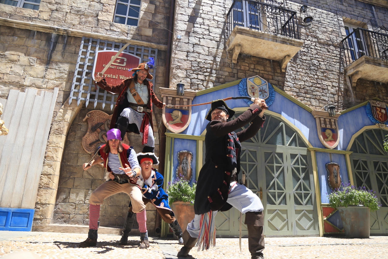 Du khách hào hứng trước màn đấu kiếm ở Sun World Ba Na