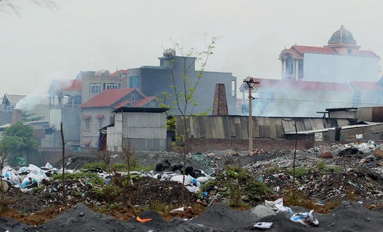 'Vì miếng cơm' cả làng chấp nhận 'sống chung' với hiểm họa ung thư