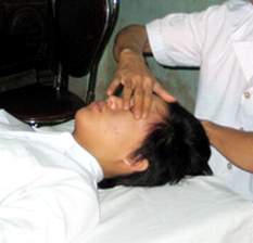 Day bấm huyệt chữa đau đầu