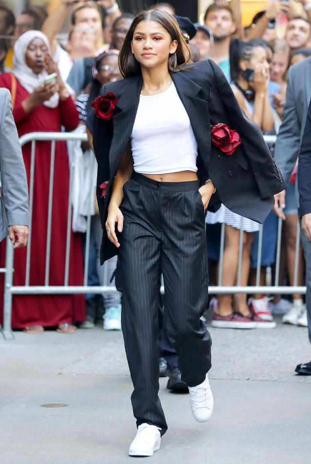 5 cach mix ao thun trang ngay he duoc sao yeu thich nhat hinh anh 3