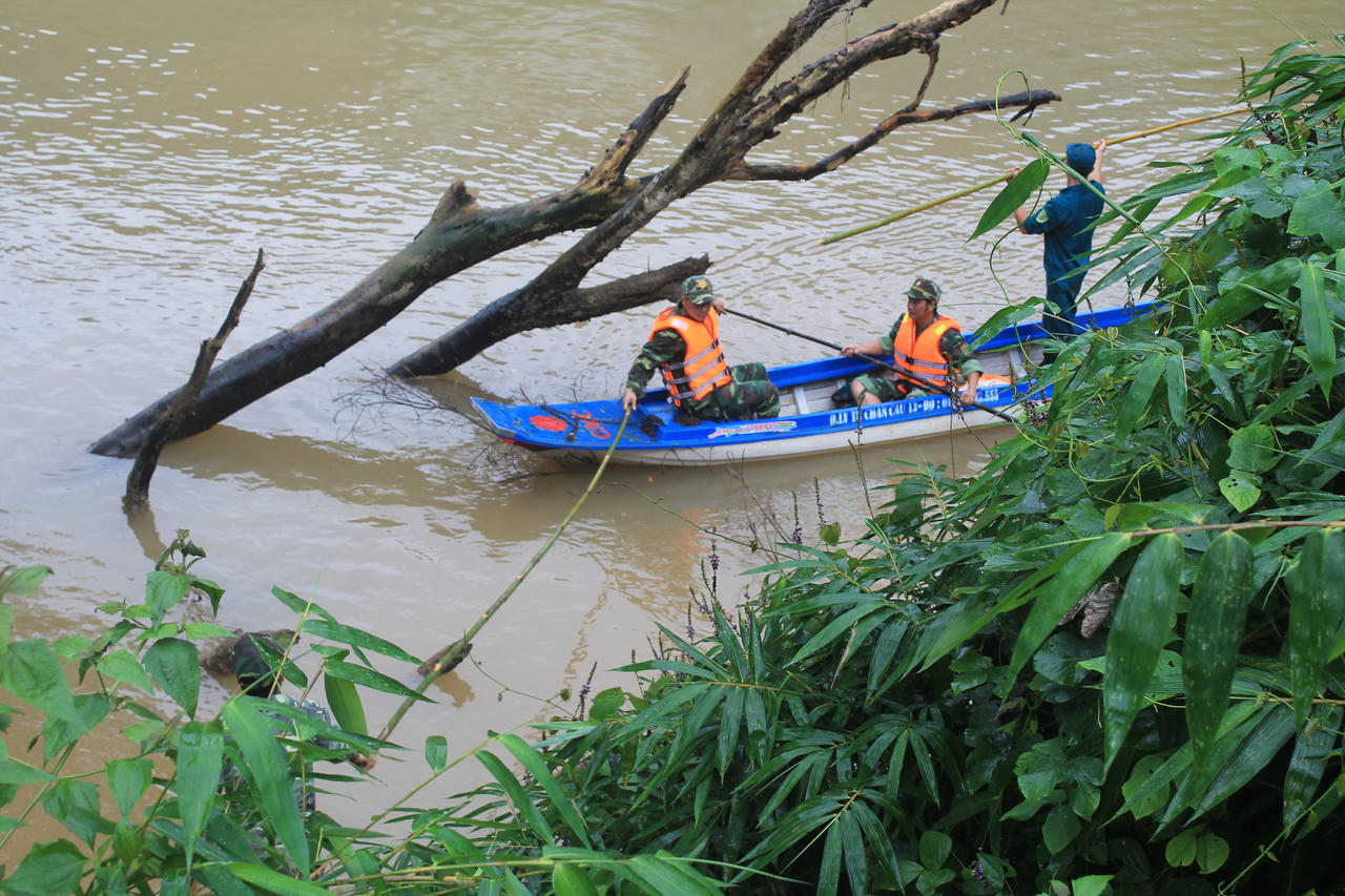 Lật xuồng tự chế, 1 người chết, 4 người mất tích