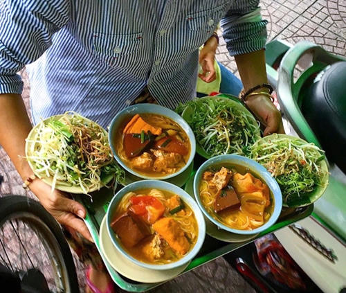 nam-quan-an-lau-doi-cho-bua-xe-chieu-o-quan-1-4