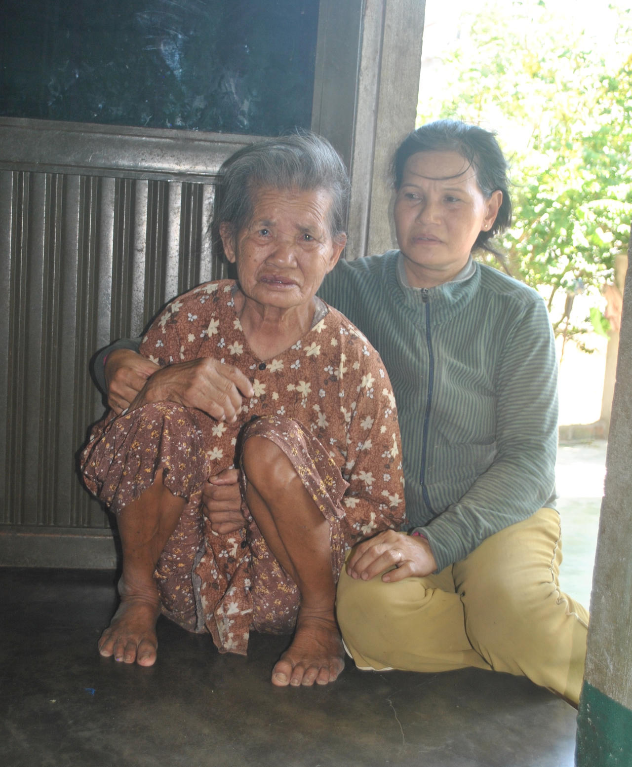 Hy sinh tuổi xuân, 30 năm nuôi mẹ tai biến, 4 em bại liệt