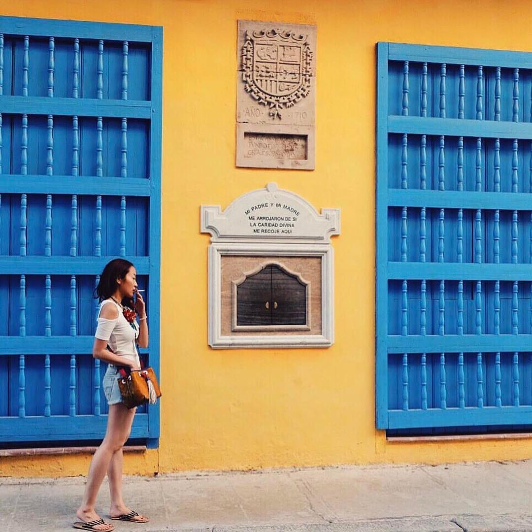 Vừa là nhà thiết kế, fashion blogger, nhà tư vấn thời trang, cô hiện đang phát triển sự nghiệp của mình là stylist chính của ELLE Thái Lan từ năm 2004.