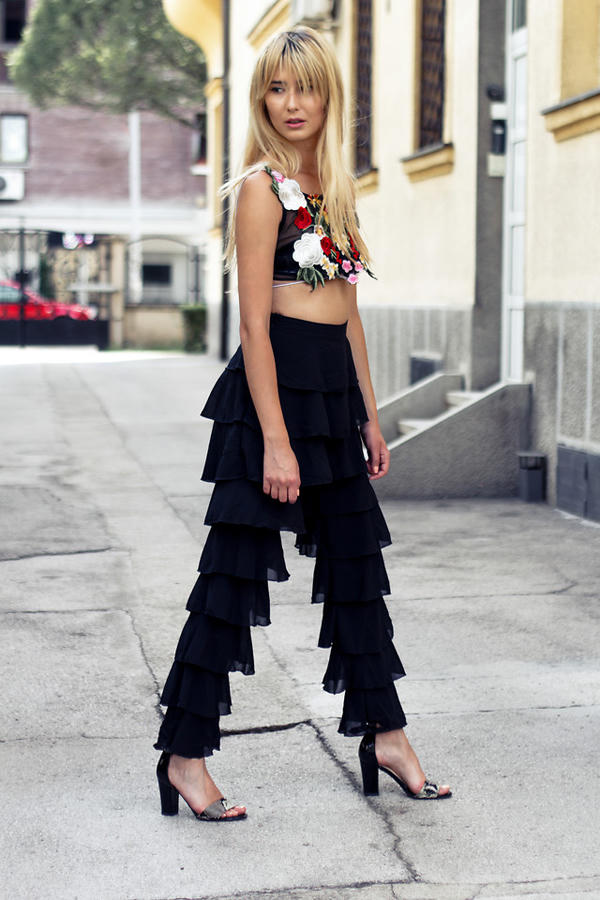 dien-ao-crop-top-chat-nhu-sao-viet-3