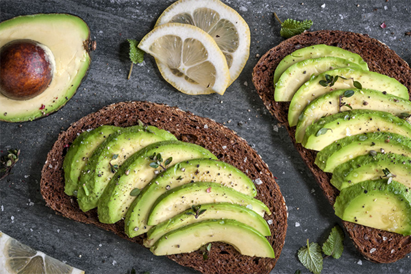 Chất béo lành mạnh trong bơ giúp kiểm soát sự thèm ăn, cung cấp nguồn dưỡng chất dồi dào giúp