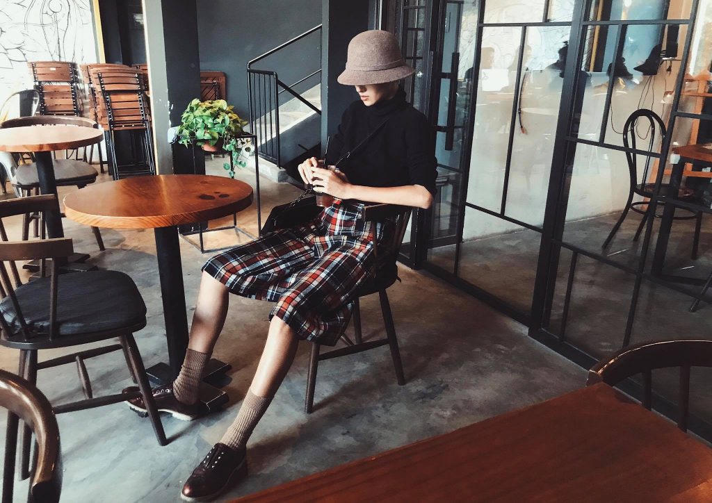 Fashionista Việt “rủ nhau” chọn sắc trắng-denim cho tủ đồ street style giữa tháng 7