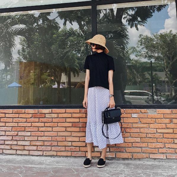 Fashionista Việt “rủ nhau” chọn sắc trắng-denim cho tủ đồ street style giữa tháng 7